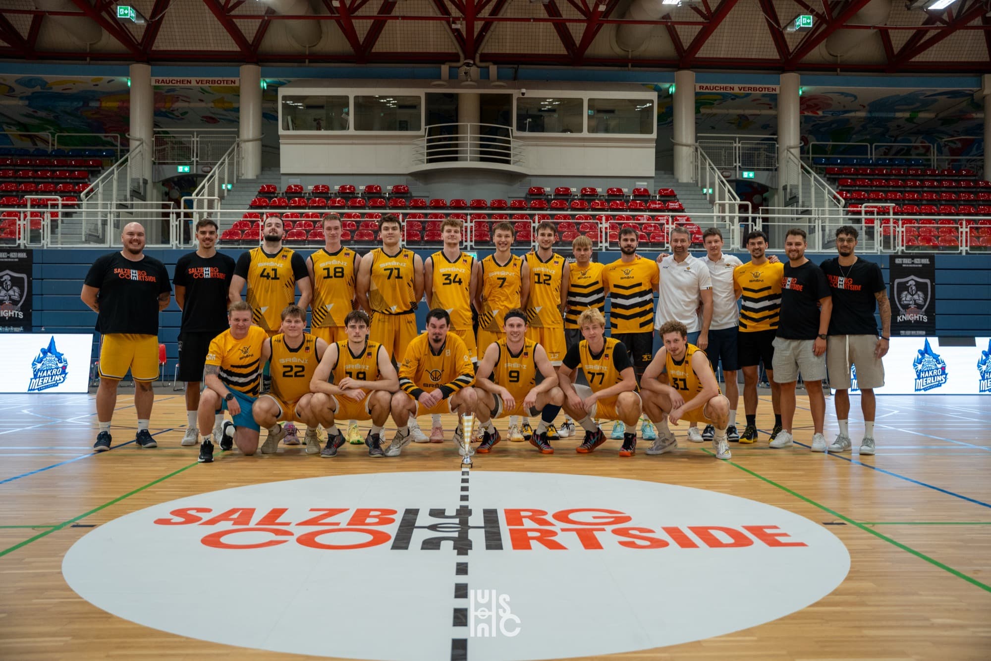 Sokol Písek in Gelb mit Staff und Pokal am Mittelkreis