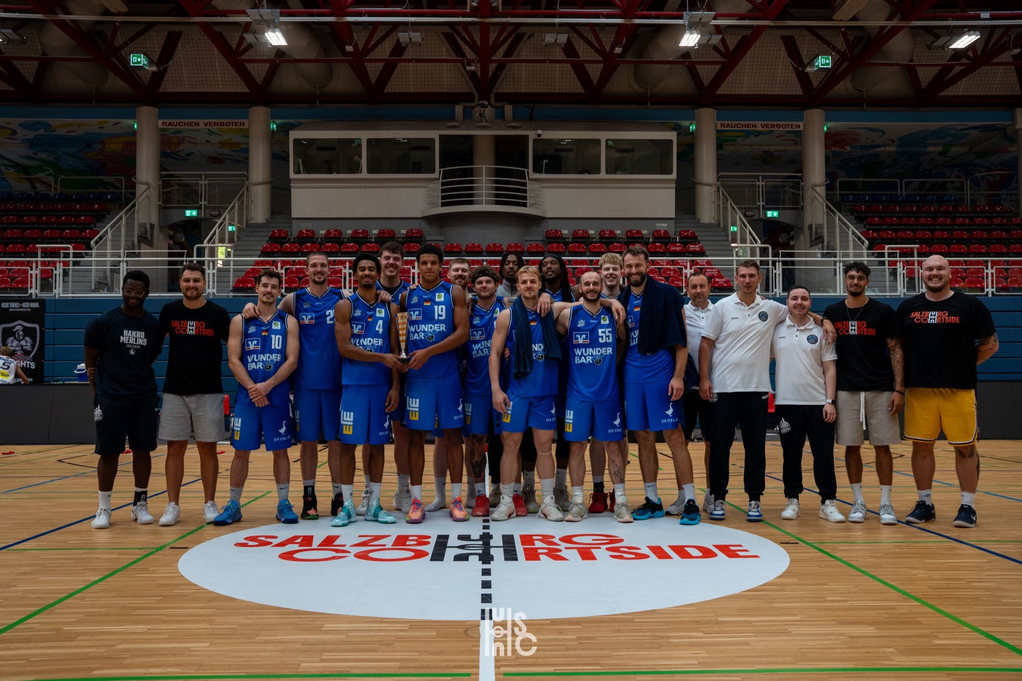Die HAKRO Merlins Crailsheim mit Staff und Pokal am Mittelkreis